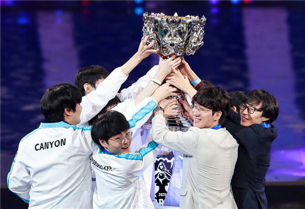 可能的转会 m0NESY 引发了情感风暴：玩家和专家谈论G2的失利