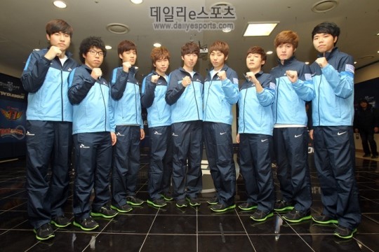 EDG赛后群访 教练：今天打了两把不一样的阵容 但是没发挥好