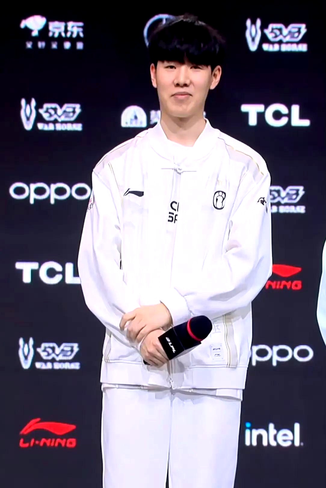 得分领先者崔小俊！ Shanks 击败了他的老队伍 Karis ，并且 Anyone's Legend 赢得了第一场比赛